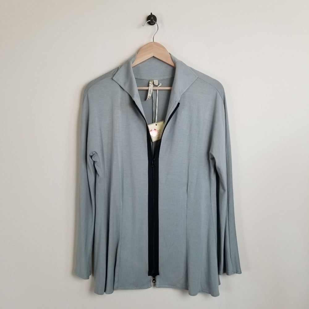 Comfy USA Zip Front Top Size Medium NWT